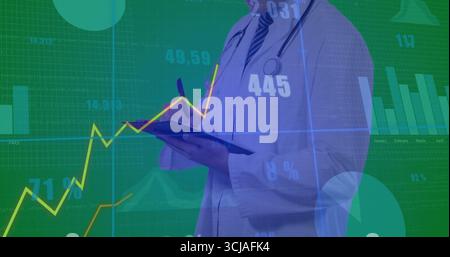 Analisi di un medico che indossa un camice da laboratorio e uno stetoscopio che tiene gli appunti sullo schermo verde, con grafici Foto Stock