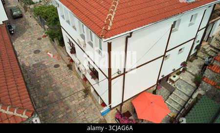 Vista aerea di un edificio bianco con tetto rosso Foto Stock