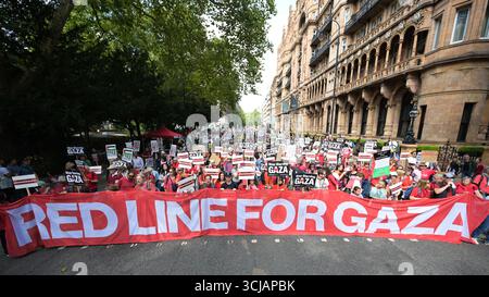 Londra, Regno Unito. 6 settembre 2025. Oxfam UK, come parte della coalizione linea Rossa per Gaza, si riunisce alla marcia Nazionale per la Palestina a Londra. Credono che un cessate il fuoco permanente sia l'unico modo per porre fine alla morte e alla sofferenza e spianare la strada a una pace sostenibile per palestinesi e israeliani. L'ultima marcia nazionale per la Palestina a Londra, a partire da Russell Square e terminando Whitehall. La protesta si svolge mentre Israele continua il suo assalto a Gaza. Crediti: Guy Bell/Alamy Live News Foto Stock