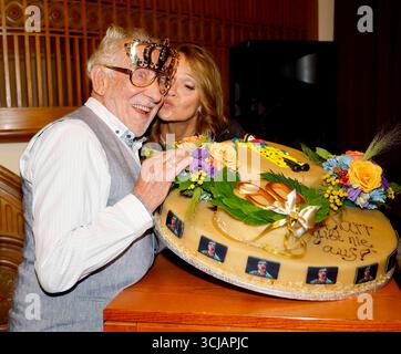 Dieter Hallervorden mit Ehefrau Christiane Hallervorden bei der Premiere Der eingebildet Kranke und 90. Geburtstag von Dieter Hallervorden im Schloßpark Theater Berlino. *** Dieter Hallervorden con sua moglie Christiane Hallervorden alla prima di Der eingebildet Kranke e Dieter Hallervordens 90 ° compleanno al Teatro Schloßpark di Berlino Foto Stock
