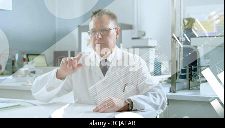 Scienziato senior che indossa un camice da laboratorio e una cravatta utilizzando sovrapposizioni di dati sul banco di laboratorio, con vetreria Foto Stock