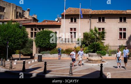 Cassis, Francia, 3 settembre 2025, vista di alcune persone che attraversano la piazza in Rue de l'Arène Foto Stock