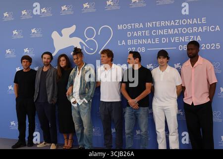 Venezia, Italia, 5 settembre 2025. Hugo Sélignac, Thomas Bangalter, Adèle Exarchopoulos, Lala &ce, Cédric Jimenez, Gilles Lellouche, Olivier Demangel e Stéphane Bak al call fotografico per il film Chien 51 (cane 51) alla 82a Mostra Internazionale d'Arte cinematografica di Venezia. Credito fotografico: Doreen Kennedy / Alamy Live News. Foto Stock