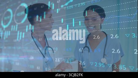 Discussione dei dati sanitari, team medico che analizza i grafici in laboratorio, con stetoscopi e interfaccia dati Foto Stock