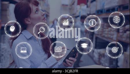 Con portadocumenti e penna, supervisore del magazzino che controlla l'inventario sugli scaffali dei corridoi, copia dello spazio Foto Stock