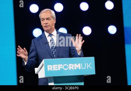 La conferenza Reform UK Nigel Farage porta avanti il suo discorso di leadership a causa delle dimissioni del vice primo ministro Angela Rayner. Birmingham UK Picture: Garyrobertsphotography Foto Stock