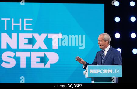 La conferenza Reform UK Nigel Farage porta avanti il suo discorso di leadership a causa delle dimissioni del vice primo ministro Angela Rayner. Birmingham UK Picture: Garyrobertsphotography Foto Stock