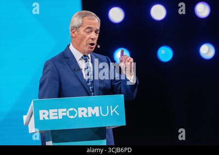 La conferenza Reform UK Nigel Farage porta avanti il suo discorso di leadership a causa delle dimissioni del vice primo ministro Angela Rayner. Birmingham UK Picture: Garyrobertsphotography Foto Stock