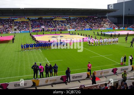 York, Inghilterra, 6 settembre 2025. Le squadre di Samoa e Stati Uniti si sono schierate per i National Anthems nella Women's Rugby World Cup allo York Community Stadium, York Credit: Colin Edwards/Alamy Live News Foto Stock