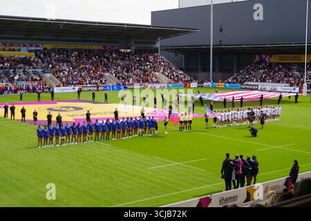 York, Inghilterra, 6 settembre 2025. Le squadre di Samoa e Stati Uniti si sono schierate per i National Anthems nella Women's Rugby World Cup allo York Community Stadium, York Credit: Colin Edwards/Alamy Live News Foto Stock
