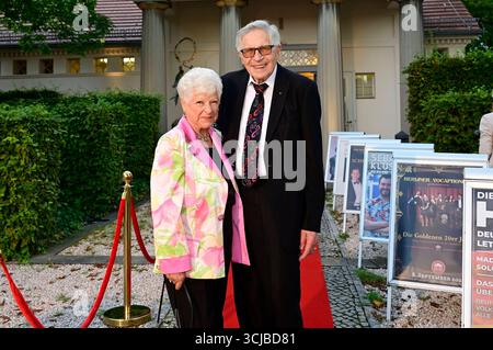 Otfried Laur mit Ehefrau Leni Laur bei der Premiere des Theaterstücks Der eingebildet Kranke und 90. Teatro Geburtstag von Dieter Hallervorden im Schlosspark. Berlino, 05.09.2025 *** Otfried Laur con la moglie Leni Laur alla prima dello spettacolo Der eingebildet Kranke e Dieter Hallervordens 90° compleanno allo Schlosspark Theater di Berlino, 05 09 2025 foto:XM.xWehnertx/xFuturexImagex kranke 5868 Foto Stock