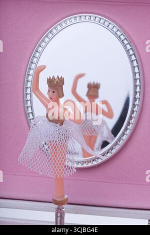 Una fata ballerina ballerina rotante in un carillon musicale. Quando il coperchio è aperto, la signora gira con la musica. C'è anche una scatola ricordo. Foto Stock