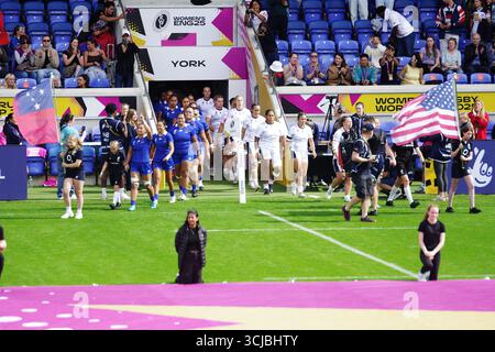 York, Inghilterra, 6 settembre 2025. Le squadre di Samoa e Stati Uniti seguono le loro bandiere sul campo nella Women's Rugby World Cup allo York Community Stadium, York Credit: Colin Edwards/Alamy Live News Foto Stock