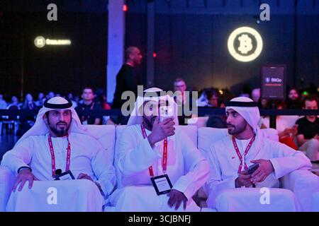 Las Vegas, Nevada, Stati Uniti. 27 maggio 2025. I partecipanti degli Emirati Arabi Uniti registrano una presentazione durante la conferenza Bitcoin 2025 al Venetian Convention & Expo Center il 27 maggio 2025 a Las Vegas, Nevada. L'evento si è concentrato sull'impatto globale in evoluzione di Bitcoin, con relatori provenienti da istruzione, politica, finanza e tecnologia. (Immagine di credito: © David Becker/ZUMA Press Wire) SOLO PER USO EDITORIALE! Non per USO commerciale! Foto Stock