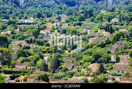 Zona residenziale a Grasse con case, giardini mediterranei e tetti di terracotta nel paesaggio collinare della Francia meridionale - immobili provenzali nel verde Foto Stock