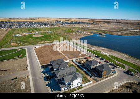 Veduta aerea di Brighton, un quartiere di Saskatoon, Saskatchewan, ed è la prima di diverse comunità pianificate per il Suburban di Holmwood Foto Stock