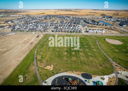 Veduta aerea di Brighton, un quartiere di Saskatoon, Saskatchewan, ed è la prima di diverse comunità pianificate per il Suburban di Holmwood Foto Stock