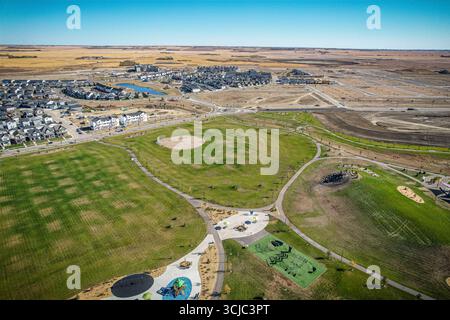 Veduta aerea di Brighton, un quartiere di Saskatoon, Saskatchewan, ed è la prima di diverse comunità pianificate per il Suburban di Holmwood Foto Stock
