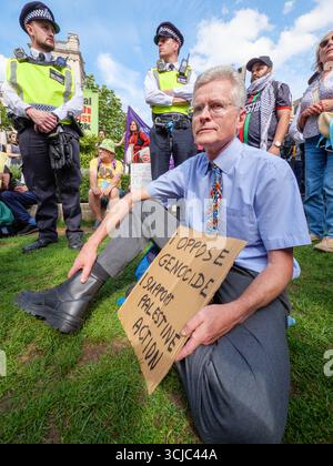 06/settembre/2025 Westminster Londra. Palestina azione divieto di protesta. Gli attivisti hanno mostrato cartelli tra cui "mi oppongo al genocidio. Sostengo l’azione palestinese”. La manifestazione è stata riportata come la più grande su questo argomento fino ad oggi, e potrebbero essere stati fatti arresti per aver mostrato i segni Foto Stock