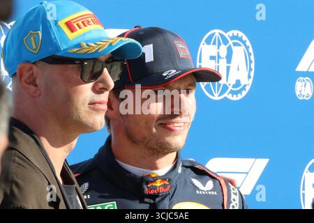 Autodromo Nazionale Monza, Monza, Italia. 6 settembre 2025. Formula 1 Italian Grand Prix 2025 Qualifying Day; la pole position qualifier Max Verstappen dei Paesi Bassi e Oracle Red Bull Racing riceve il Pirelli Award da Nico Vascellari durante le qualifiche in vista del Gran Premio di F1 Credit: Action Plus Sports/Alamy Live News Foto Stock
