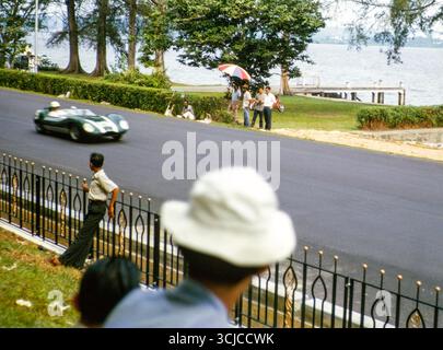 Lola Mk1 in gara nel Formula Libre Johore Grand Prix, Johor Bahru, Malesia, 2 settembre 1963 Foto Stock