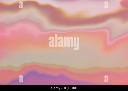 Questa immagine astratta è caratterizzata da un effetto di sfocatura in movimento con sfumature pastello di rosa, viola e marrone. Le linee fluide e le sfumature delicate creano una so Foto Stock