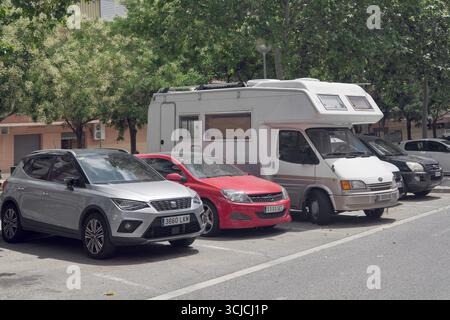 Viladecans. Barcellona - 06 settembre 2025: Questa immagine cattura una scena urbana comune che mostra diversi modi di trasporto parcheggiati fianco a fianco Foto Stock
