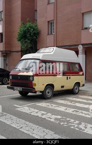 Viladecans. Barcellona - 06 de septiembre, 2025: Una foto alla luce del giorno di un veicolo ricreativo retrò su una strada con un passaggio pedonale, che rappresenta una Foto Stock