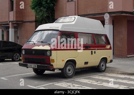 Viladecans. Barcellona - 06 settembre 2025: L'immagine raffigura un camper vintage VW con dettagli visibili del marchio, perfetto per l'uso editoriale relat Foto Stock