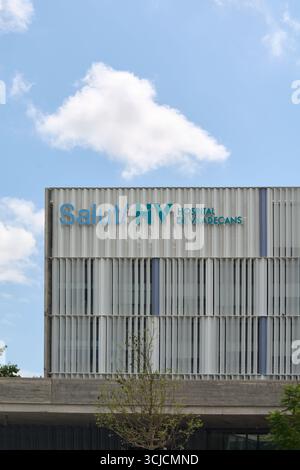 Viladecans. Barcellona - 06 de septiembre, 2025: Facciata e logo moderno dell'edificio ospedaliero. Foto Stock