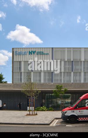 Viladecans. Barcellona - 06 de septiembre, 2025: Moderno edificio ospedaliero e ambulanza. Foto Stock