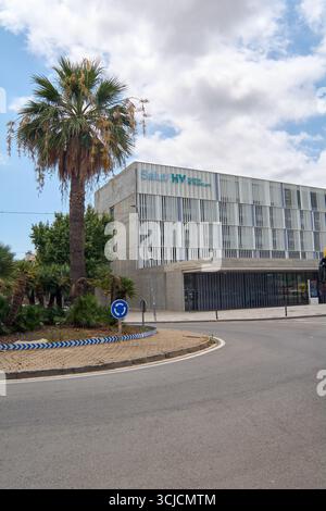 Viladecans. Barcellona - 06 de septiembre, 2025: Struttura sanitaria urbana e incrocio. Foto Stock