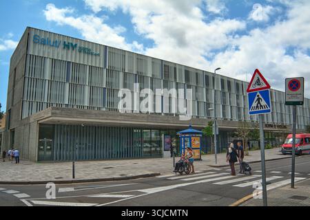 Viladecans. Barcellona - 06 de septiembre, 2025: Pedoni e auto fuori dall'Hospital de Viladecans. Foto Stock
