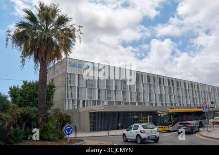 Viladecans. Barcellona - 06 de septiembre, 2025: Ospedale cittadino e traffico urbano. Foto Stock