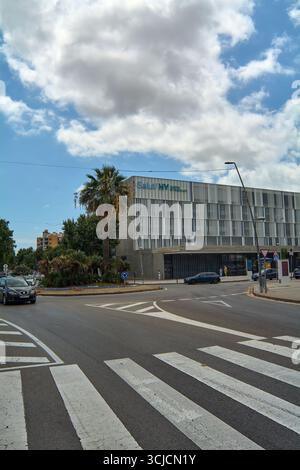 Viladecans. Barcellona - 06 de septiembre, 2025: Ospedale de Viladecans e rotonda urbana. Foto Stock