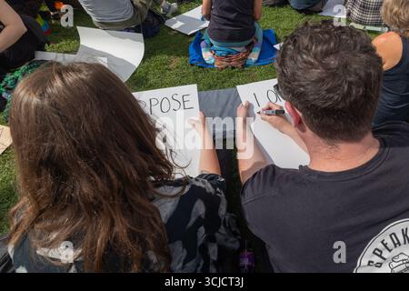 Londra, Regno Unito. 6 settembre 2025. Due individui in primo piano tengono segni scritti a mano che leggono L'OPPOSIZIONE e L'AMORE, riflettendo sentimenti contrastanti. Altri in background preparano o espongono cartelli simili. Difendere la protesta delle nostre giurie per la proscrizione dell’azione contro la Palestina, con oltre 1000 persone che si impegnano a tenere dei segnali contro il divieto dei laburisti e a dimostrare sostegno al gruppo proscritto. Penelope Barritt/Alamy Live News Foto Stock