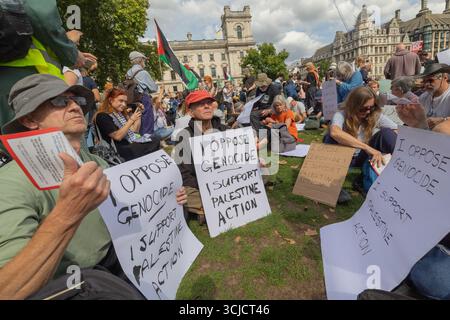 Londra, Regno Unito. 6 settembre 2025. Un gruppo di manifestanti si riunisce in una piazza pubblica con cartelli che recitano "io sono CONTRARIO AL GENOCIDIO e SOSTENGO L'AZIONE DELLA PALESTINA". La protesta evidenzia la solidarietà con la Palestina e l'opposizione al genocidio. Difendere la protesta delle nostre giurie per la proscrizione dell’azione contro la Palestina, con oltre 1000 persone che si impegnano a tenere dei segnali contro il divieto dei laburisti e a dimostrare sostegno al gruppo proscritto. Penelope Barritt/Alamy Live News Foto Stock
