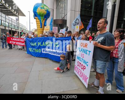 Londra, Regno Unito. 6 settembre 2025. 6 settembre 2025, Inghilterra, Londra, Camden Council Offices. Durante la giornata Stop Rosebank, circa 150 manifestanti sul clima si sono riuniti a Londra per chiedere al governo britannico di dire no allo sviluppo del giacimento petrolifero di Rosebank. Crediti: Leo Bild/Alamy Live News Foto Stock
