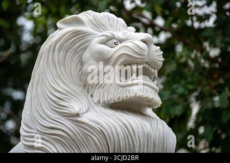 Statua di leone bianco in marmo nel parco all'aperto, Vietnam. Primo piano Foto Stock