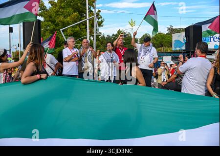 Seixal, Portogallo. 6 settembre 2025. Rawan Tarek Sulaiman, Ambasciatore dello Stato di Palestina in Portogallo, si rivolge ai partecipanti alla Festa do Avante, sottolineando la solidarietà con il popolo argentino. Crediti: Ricardo Rocha/Alamy Live News. Foto Stock