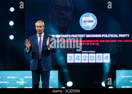 Nigel Farage, leader del Reform UK, parla alla conferenza annuale del partito al NEC di Birmingham, il 6 settembre 2025. Foto Stock