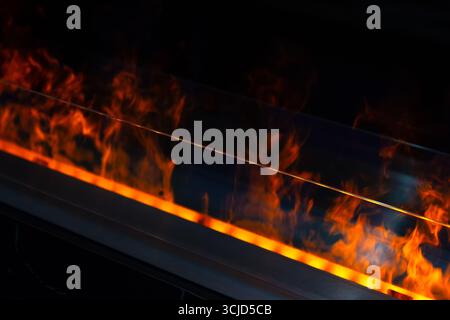 Fuoco in un caminetto elettrico a legna. Interno Foto Stock