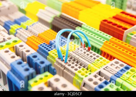 Morsettiera per guida din di tipo diverso per connettore elettrico in negozio. Industria Foto Stock