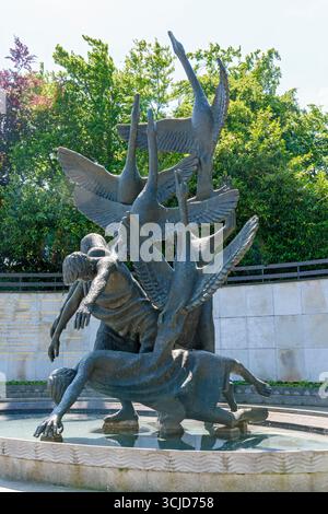 The Children of Lir, una scultura di Oisín Kelly nel Garden of Remembrance, Parnell Square, Dublino, Irlanda. Foto Stock