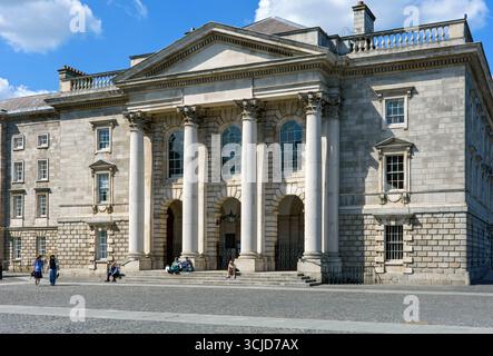 L'ingresso alla Cappella, Parliament Square, Trinity College, Dublino, Irlanda. Progettato da Sir William Chambers e completato nel 1798. Foto Stock