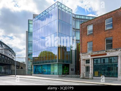L'edificio della Trinity Business School, Trinity College, Dublino, Irlanda. Scott Tallon Walker Architects, aperto nel 2019. Foto Stock