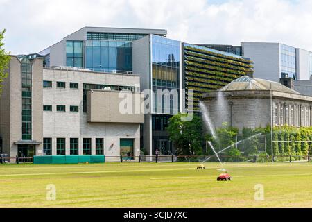 L'edificio della Trinity Business School di College Park, Trinity College, Dublino, Irlanda. Scott Tallon Walker Architects, aperto nel 2019. Foto Stock