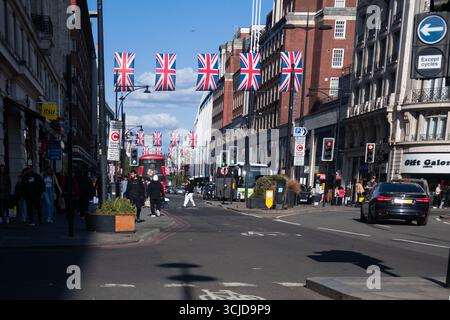 Oxford Street - una strada importante nel centro di Londra con negozi nel Borough di Camden. Foto Stock