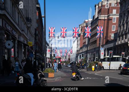 Oxford Street - una strada importante nel centro di Londra con negozi nel Borough di Camden. Foto Stock