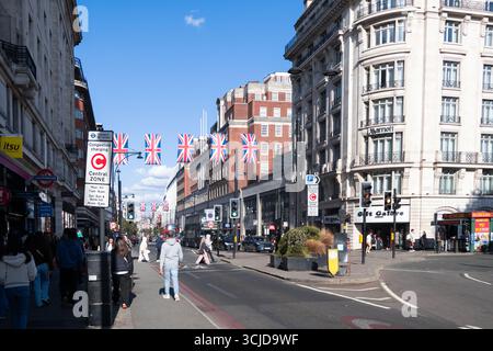 Oxford Street - una strada importante nel centro di Londra con negozi nel Borough di Camden. Foto Stock